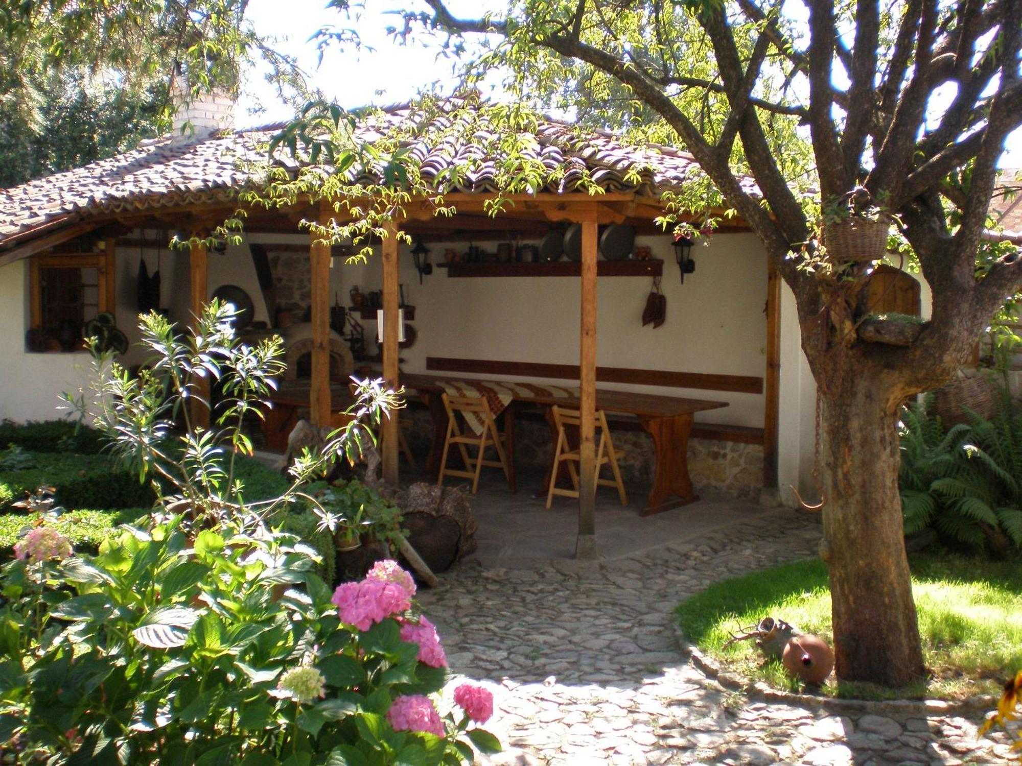 Tsutsovi House Hotel Kalofer Exterior photo
